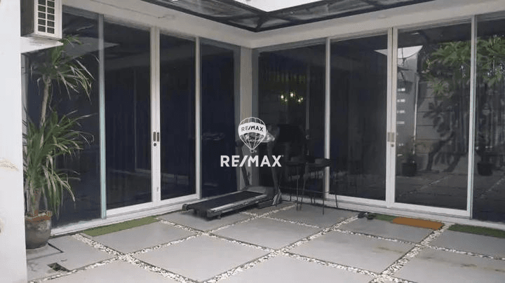DIJUAL RUMAH SEMI VILLA DI TENGAH KOTA, DENGAN LINGKUNGAN YANG NYAMAN.DO