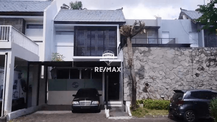DIJUAL RUMAH SEMI VILLA DI TENGAH KOTA, DENGAN LINGKUNGAN YANG NYAMAN.DO