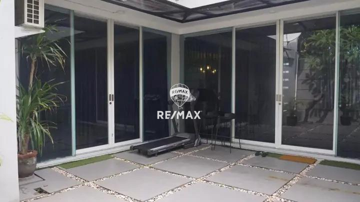 DIJUAL RUMAH SEMI VILLA DI TENGAH KOTA, DENGAN LINGKUNGAN YANG NYAMAN.DO