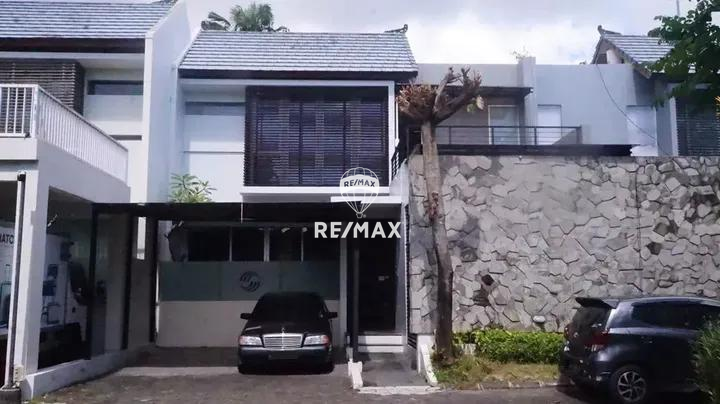 DIJUAL RUMAH SEMI VILLA DI TENGAH KOTA, DENGAN LINGKUNGAN YANG NYAMAN.DO